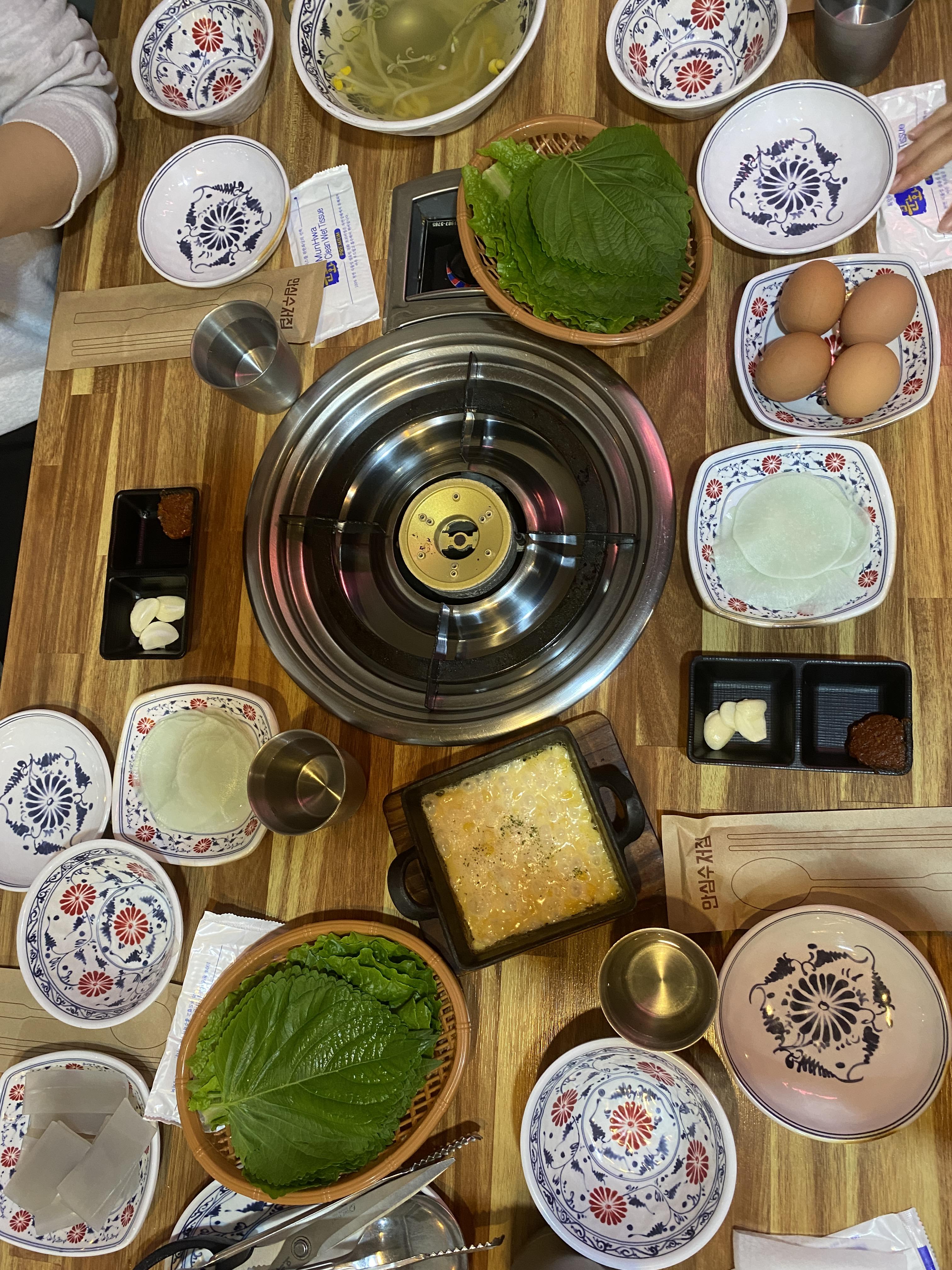 쭈사장-밑반찬-접시-상추-깻잎-콩나물국-콘치즈-삶은달걀