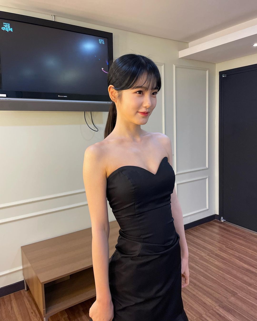  신예은 2020 드레스룩 레드 화이트 블랙 의상 인스타그램 사진