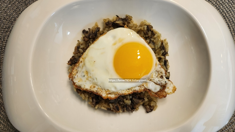 햇반솥반 전복내장영양밥 과 계란후라이
