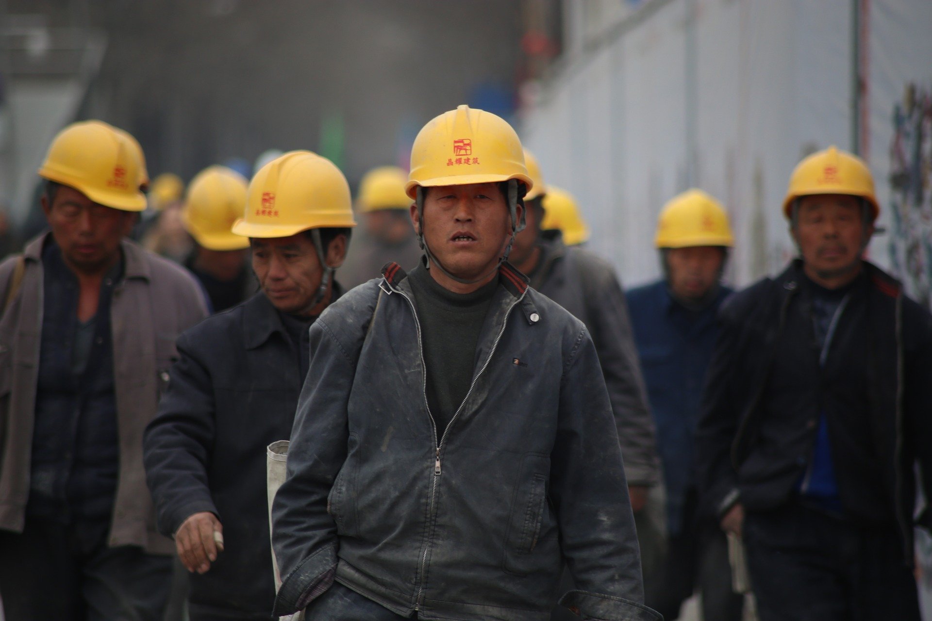 근로자들이 출근하는 모습 사진