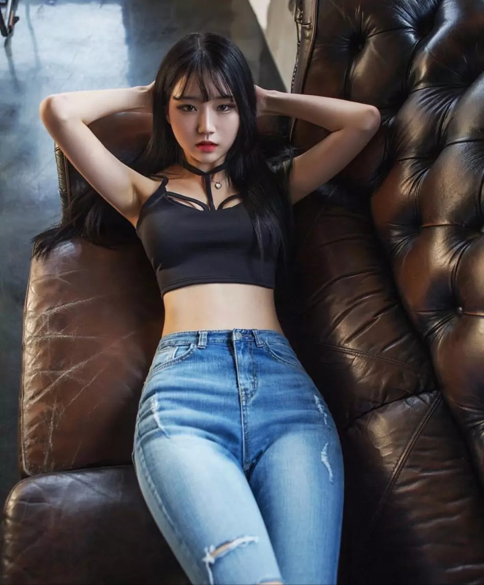  마른 모델의 청바지 핏