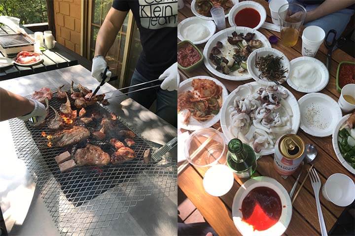 맛있는 양갈비와 돼지 목살을 그릴에 굽고 있는 사진과 테이블에 많은 음식과 술이 놓여 있는 사진