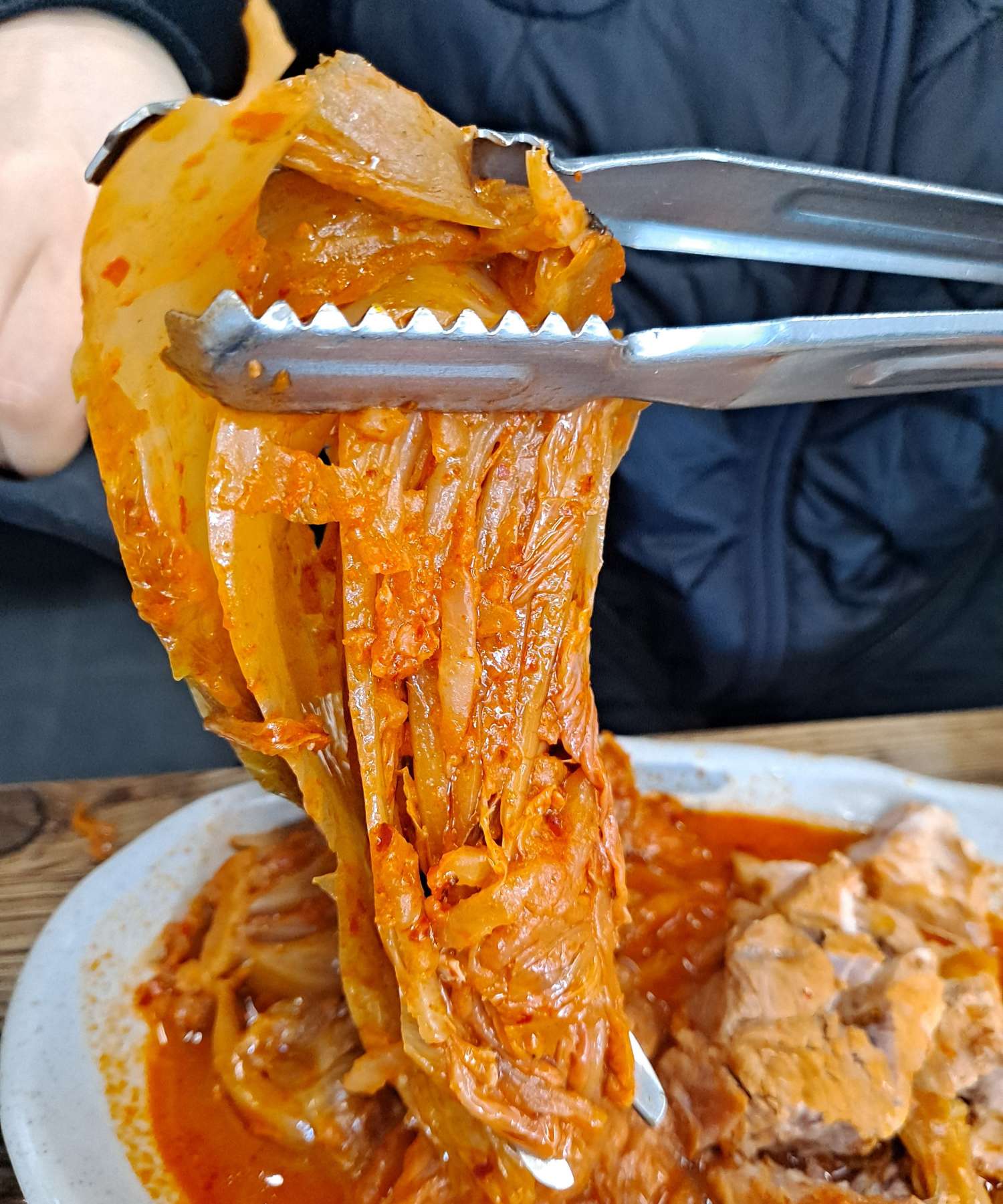 김치찜 김치 들어올리다
