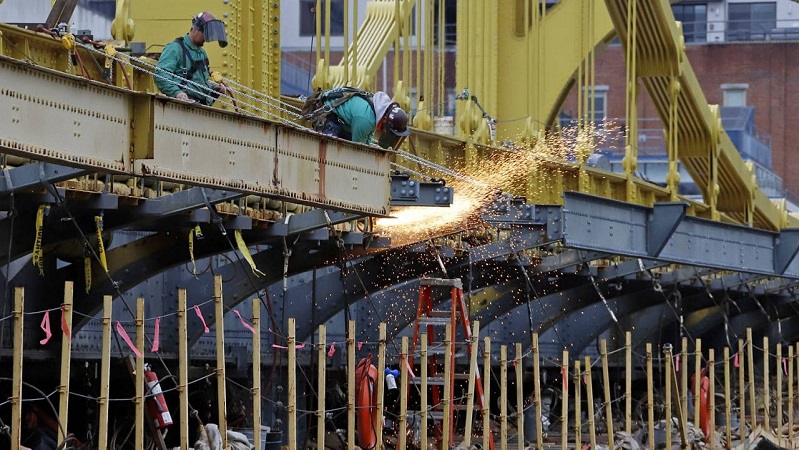 바이든&#44; 국내 인프라 자재 미국산만 허용...내셔널리즘으로 변신? VIDEO:Biden mandates U.S.-made steel and iron for infrastructure package spending