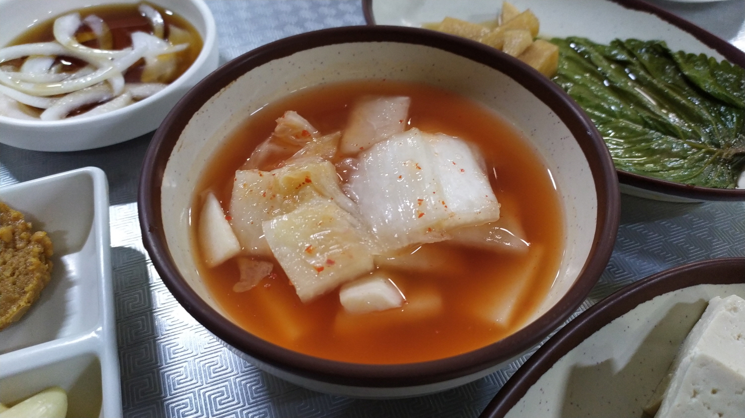 하늘천따지 생오리숯불구이 물김치