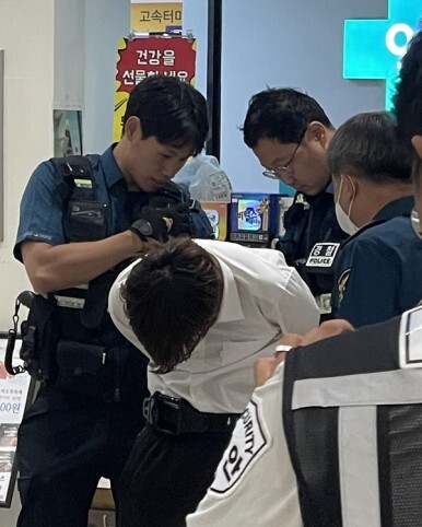  강남 고속터미널 칼 2개 든 20대 남성 고터 위치 칼부림 흉기 미수 가면라이더 벨트 착용 현행범 체포 사진