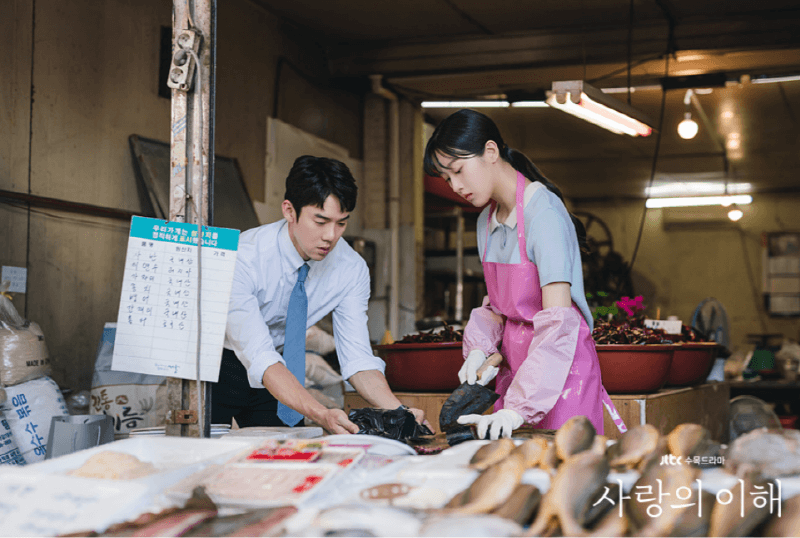 사랑의 이해 8회, 생선가게에서 하상수를 도와주는 안수영(출처: JTBC)