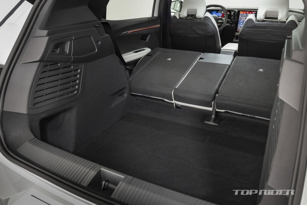 르노 시닉 E-테크 트렁크와 뒷좌석 사진