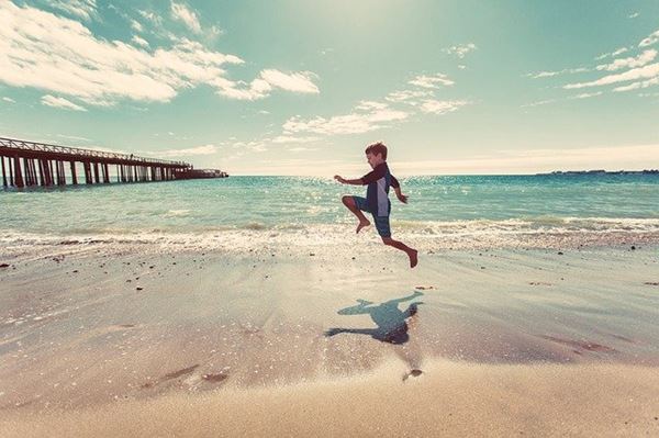 해변에서-점프뛰는-아이
