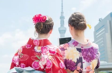 기모노(일본의 전통 의상)을 입은 여성 2명의 뒷 모습