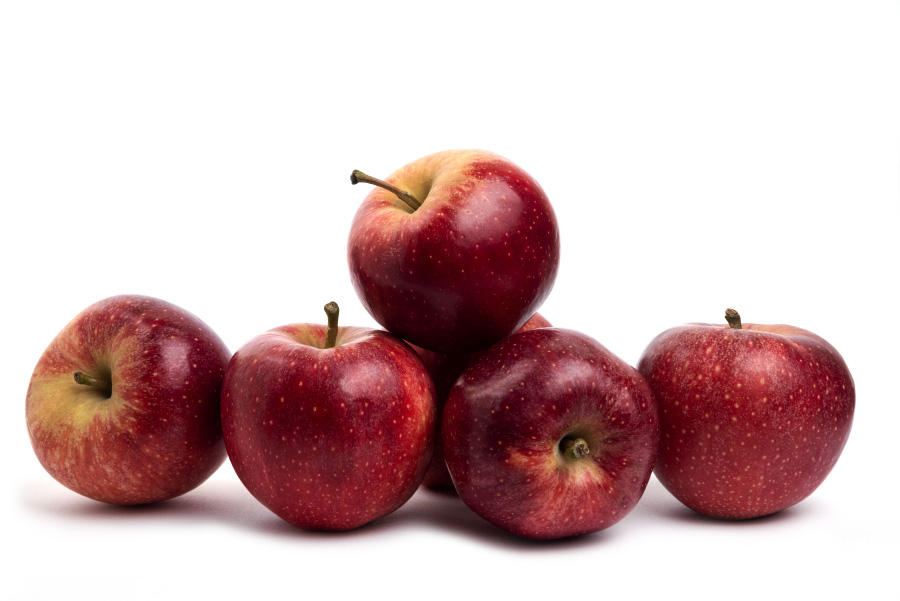 야생에서 채취를 한 사과나무의 열매인 사과를 잘 세척한 후에 하얀 바닥 위에 6개를 나란히 놓아두고 찍은 사진