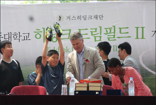 "제게 한국은 제2의 고향입니다" 8년 넘게 한국 취약계층 아이들에게 20억 이상 기부하고 있던 히딩크 소식에 감탄의 박수를 쏟아진 이유