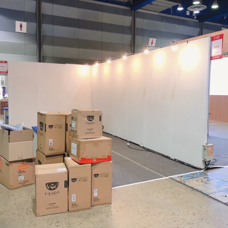 부스 인테리어 - 시트지 시공으로 비용 절감! 알루미늄 행잉 족자를 이용한 코엑스 박람회 11