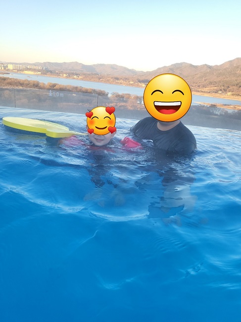 실외 수영장에서 아이와 찰칵