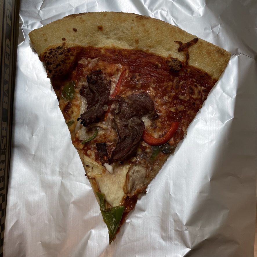 호일에 올려본 피자 한 조각입니다.
피자 한 조각의 가로 길이가 호일의 너비와 거의 비슷합니다.