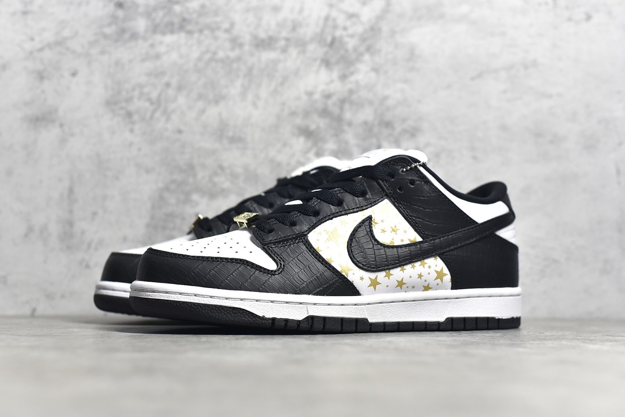 [NIKE x SUPREME] PK 나이키 X 슈프림 SB 덩크 로우 골드 스타 블랙 DH3228-102