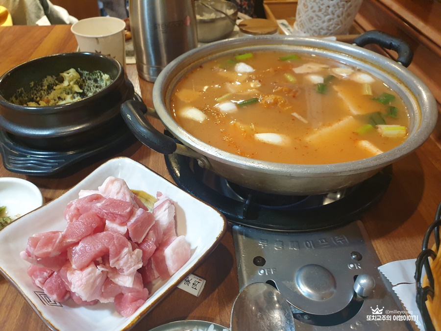 김치찌개와 고기가 나란히 있다