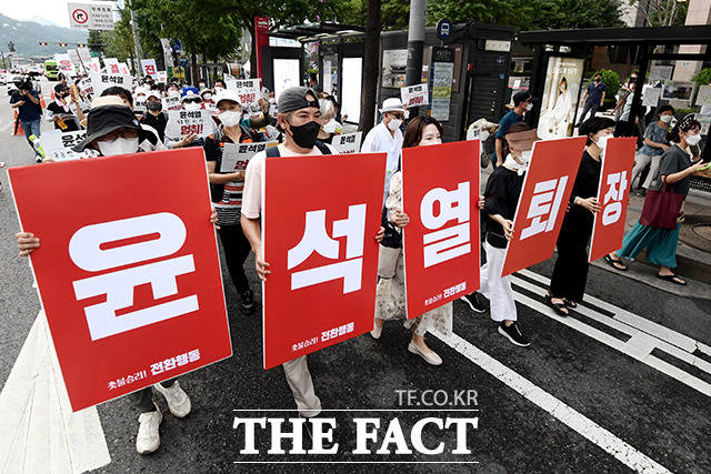  "윤 정권 낮은 지지율 심각성 모르고 있어"..촛불행동 '서울역 행진' [TF사진관]