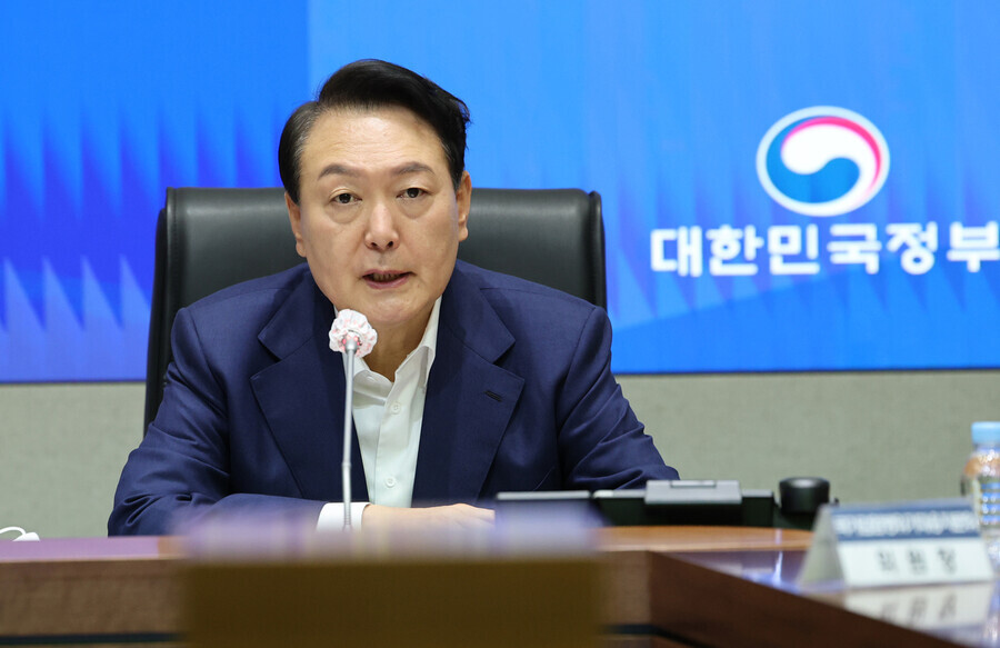  윤 대통령 지지율 20%대로 붕괴..30·40은 17% [갤럽]