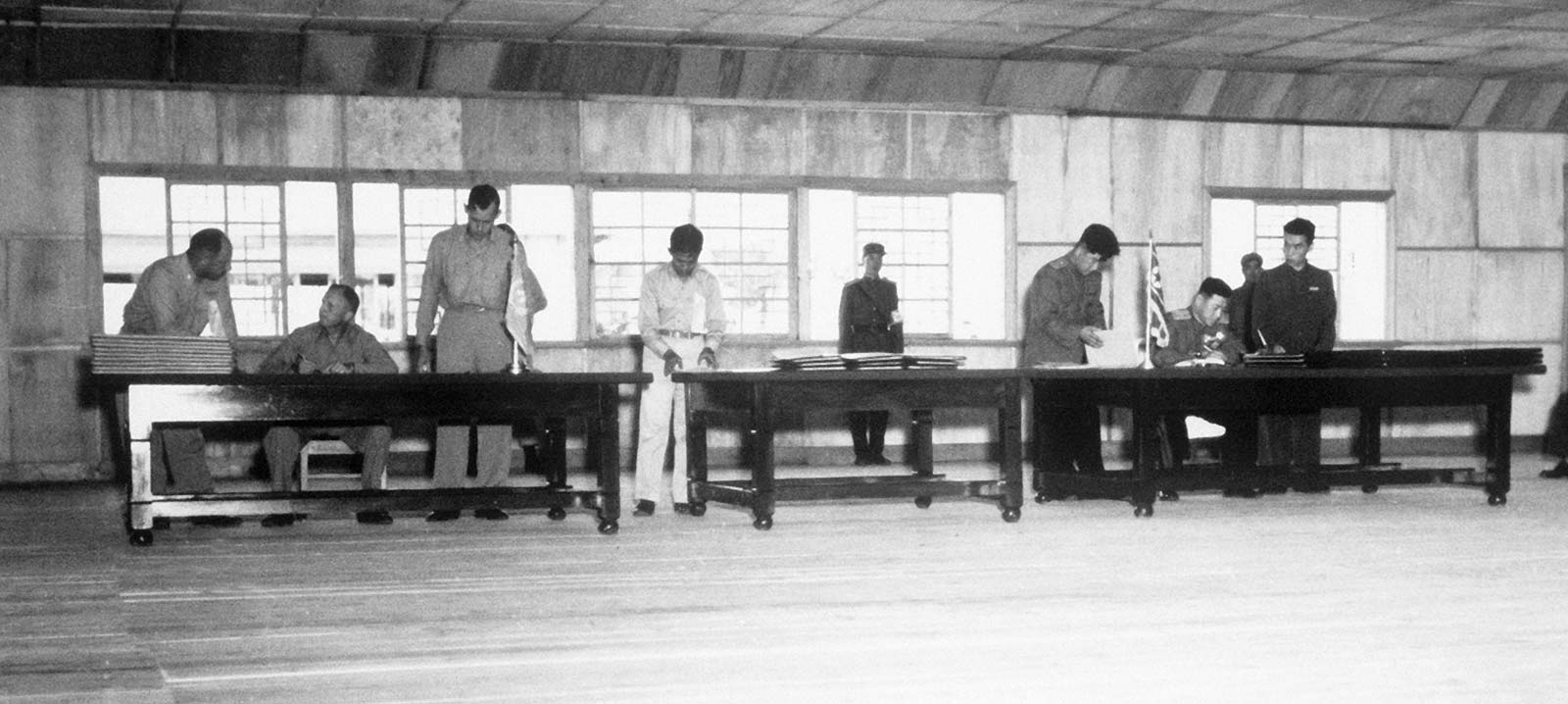 1953년 7월 휴전 협정을 조인하는 유엔군사령관과 북한 측 대표
