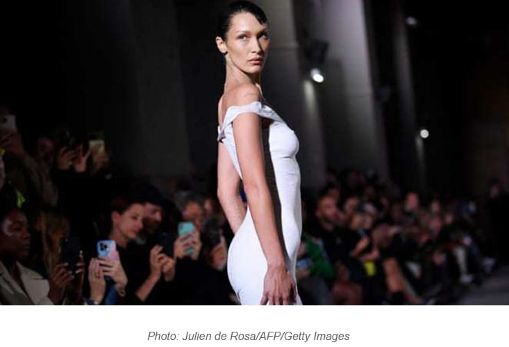 [파리 패션 위크] 스프레이만 뿌리면 10분만에 드레스가 완성?...최첨단 스프레이 원단 기술 VIDEO:Dress sprayed onto model on Coperni runway at Paris Fashion Week