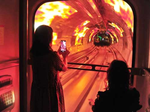 와이탄 관광 터널(Bund Sightseeing Tunnel_外滩观光隧道) : 블랙홀을 향한 환상적인 여행