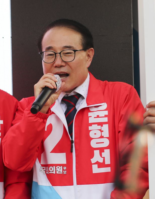  이재명 맞상대 윤형선 李, 아직도 대통령 후보라 착각하는 듯 공정과 상식을 회복 범죄 피의자에게 피난처 계양의 자존심 면죄부 계양 주민 호구로 알고 와서 계양의 대변인하겠다고 한다
