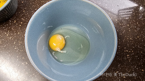 계란1알을 준비합니다.