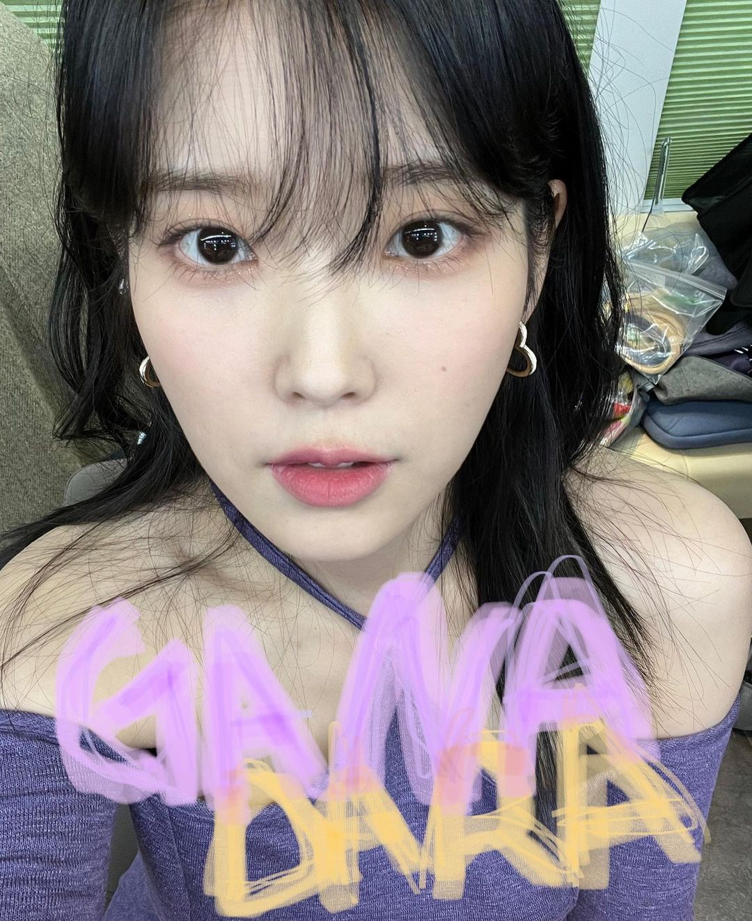  아이유 가나다라 피처링 무대의상 사진 움짤 모음