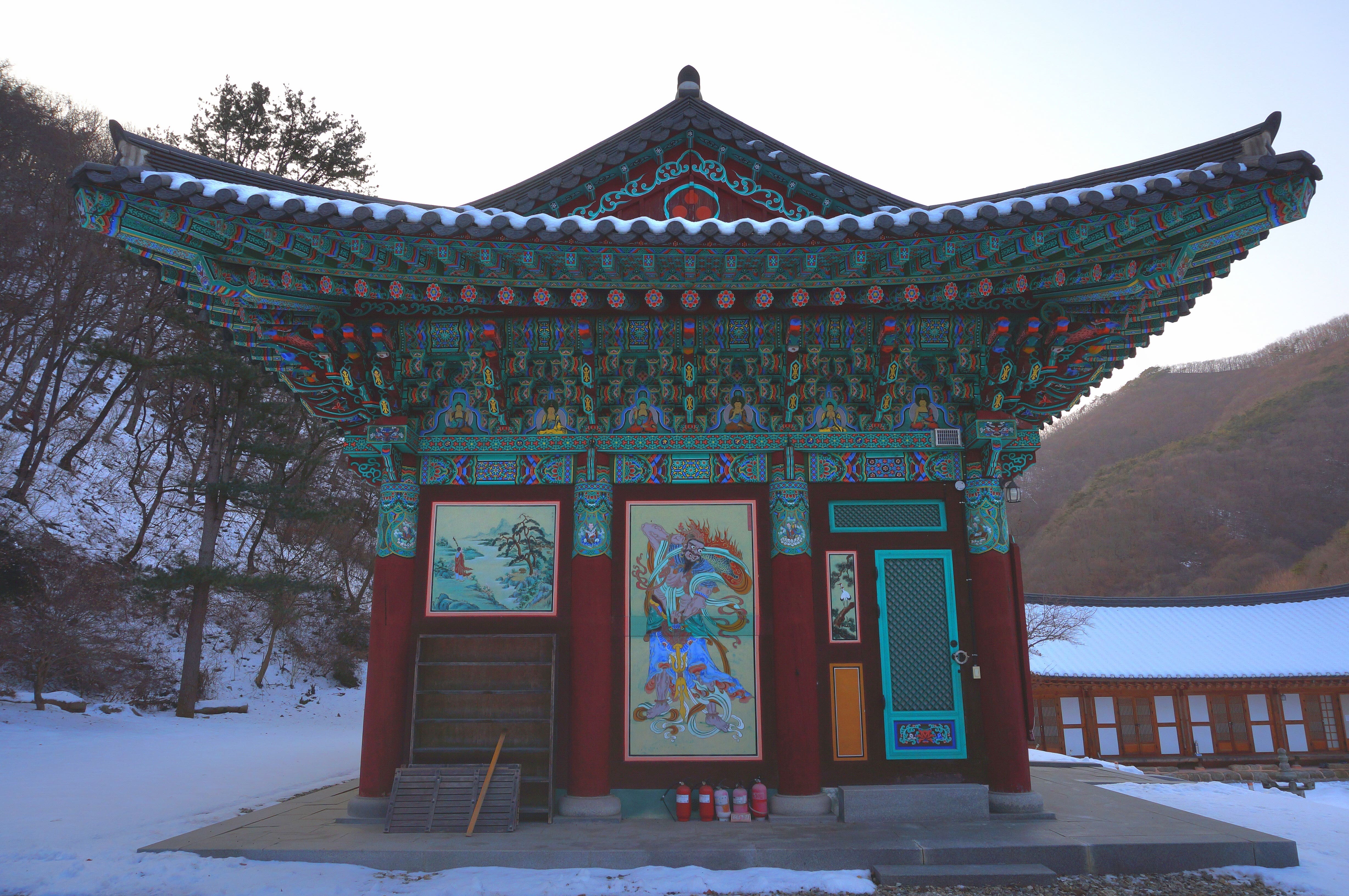 극락전의 왼쪽측면