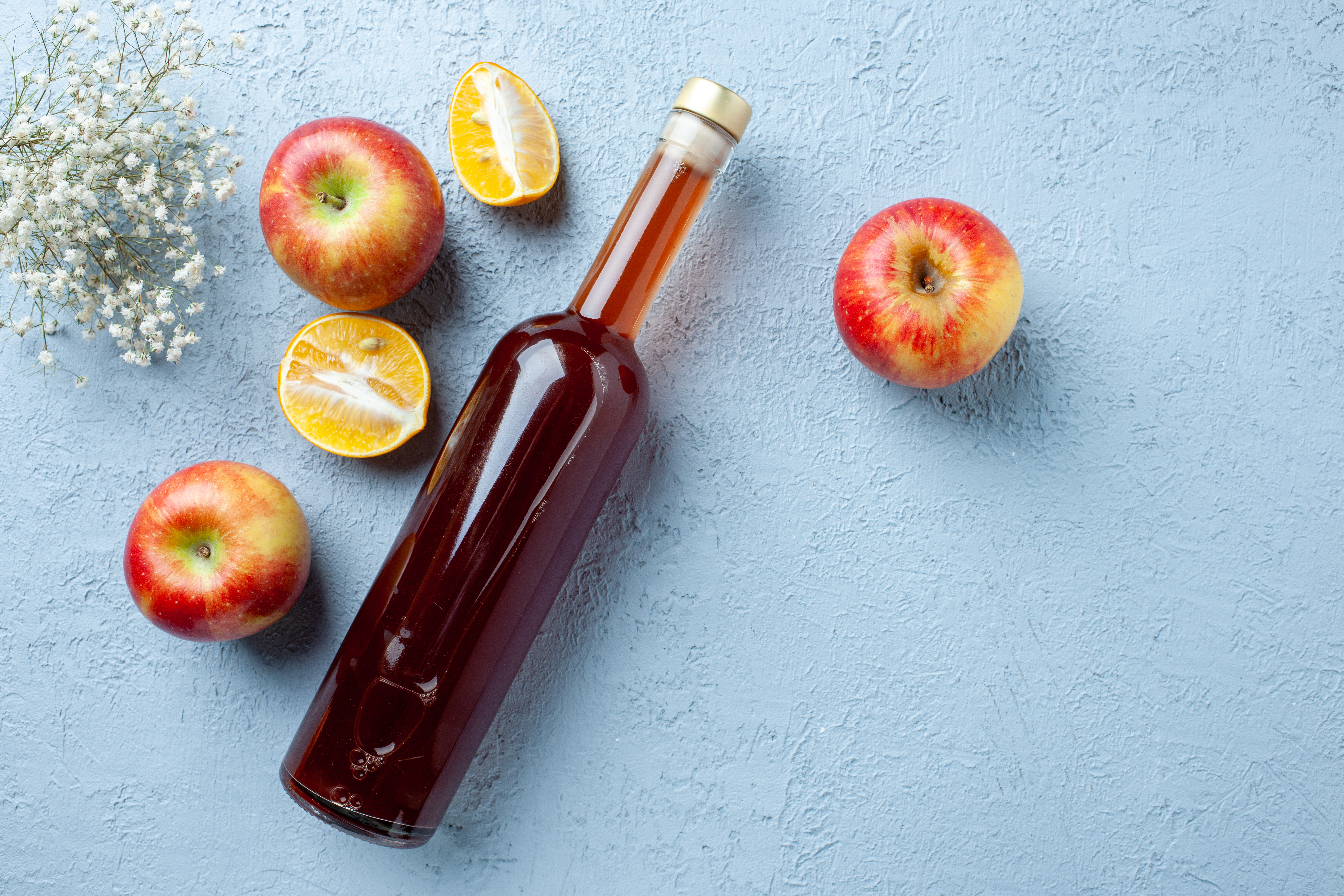 top-view-apple-vinegar-bottle-white-background-juice-fruit-color-photo-fresh-drink-sour-food