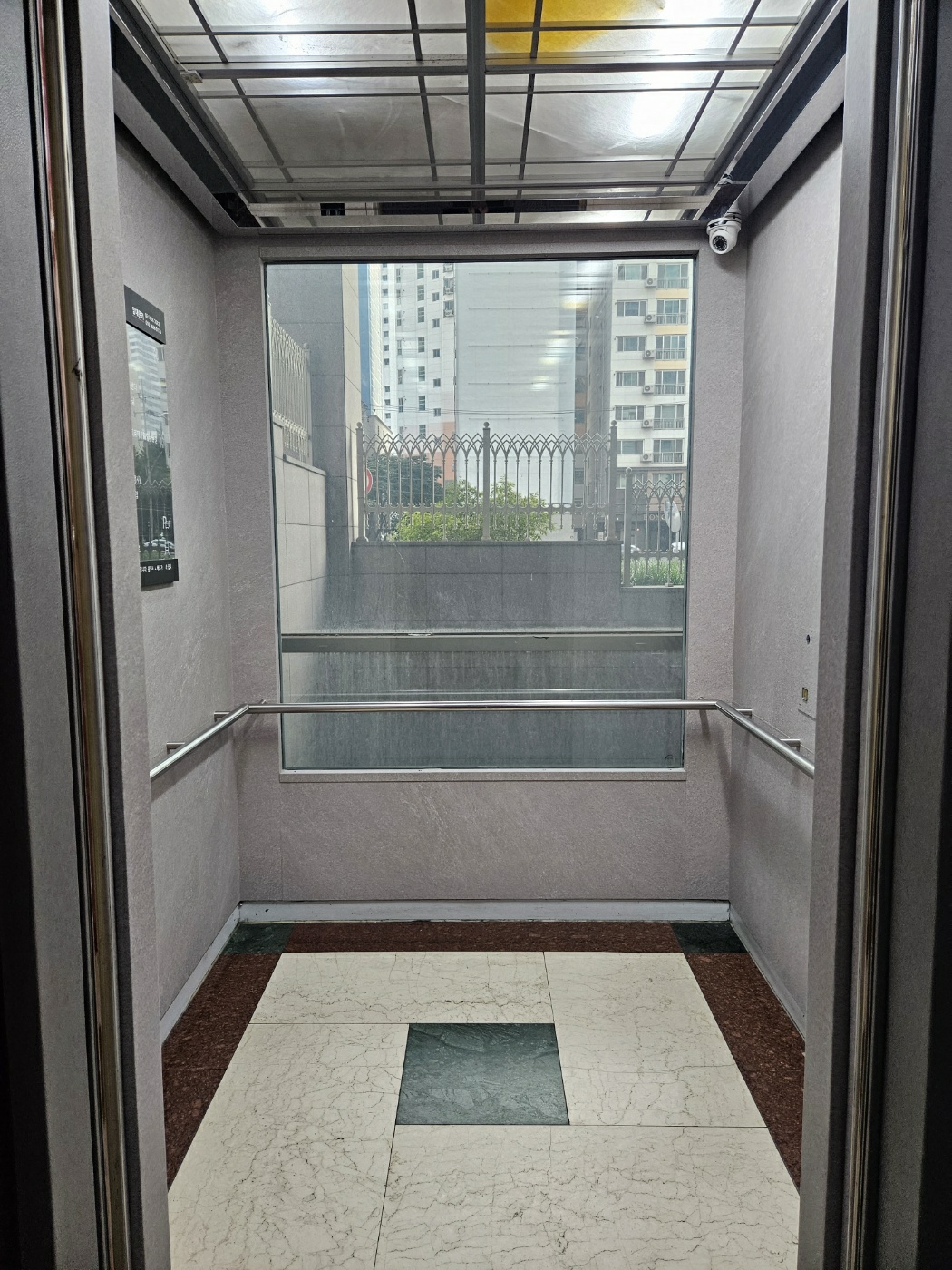 더S웨딩홀-엘리베이터-내부1