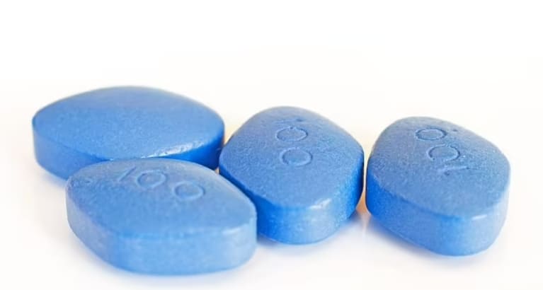 저런! 비아그라 때문에 실명을? The little blue pill may make it hard... to see! Man&#44; 32&#44; goes blind in one eye after using Viagra