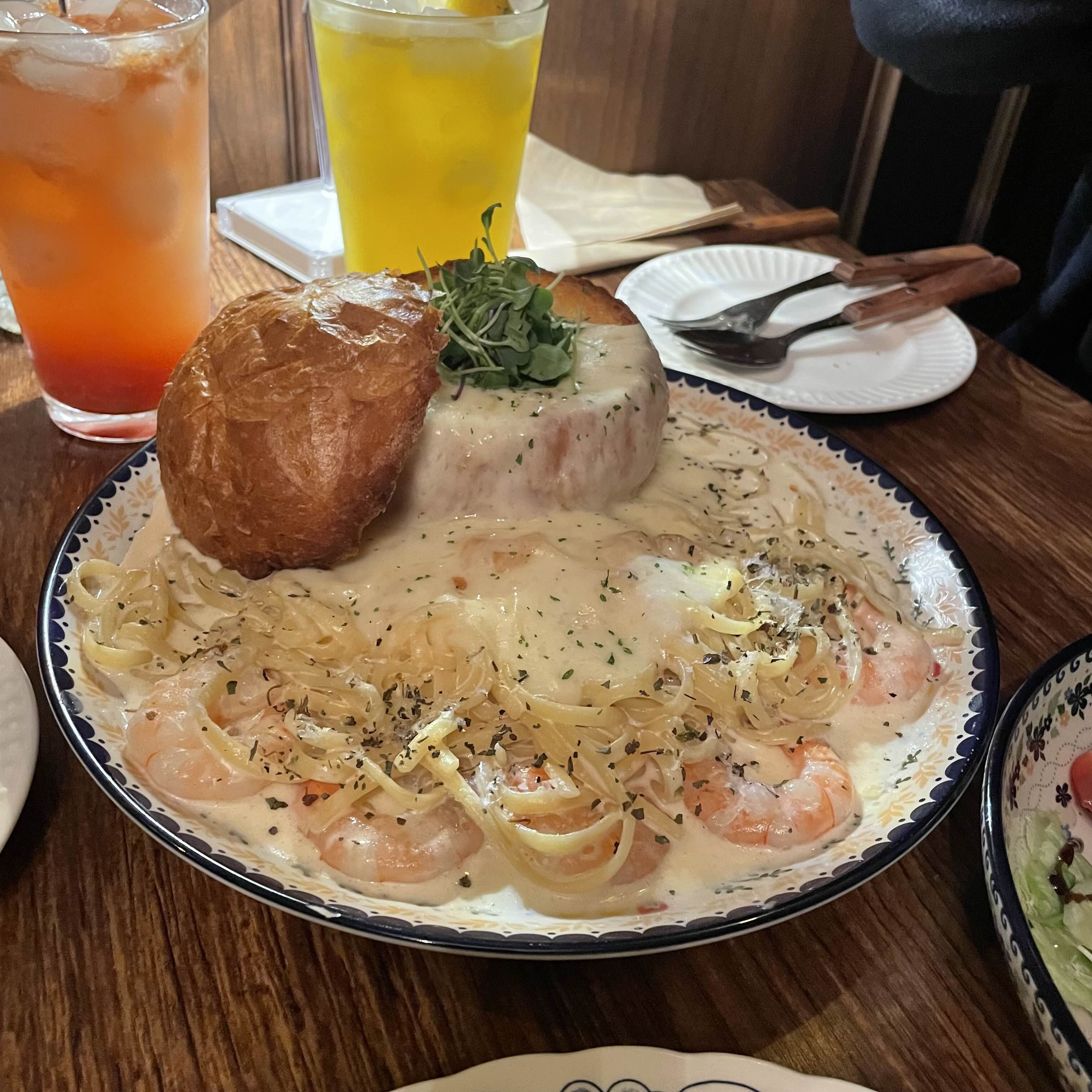 큰 접시 안에 치즈폭포크림파스타가 담겨져있다