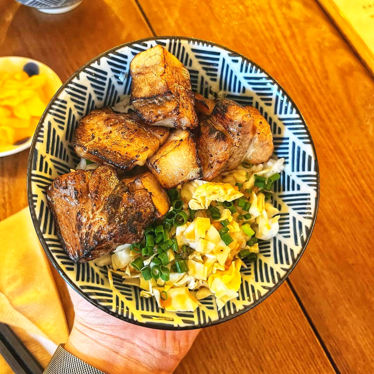 일단 밤리단길 맛집 베스트 '계단라멘'의 차슈덮밥 사진