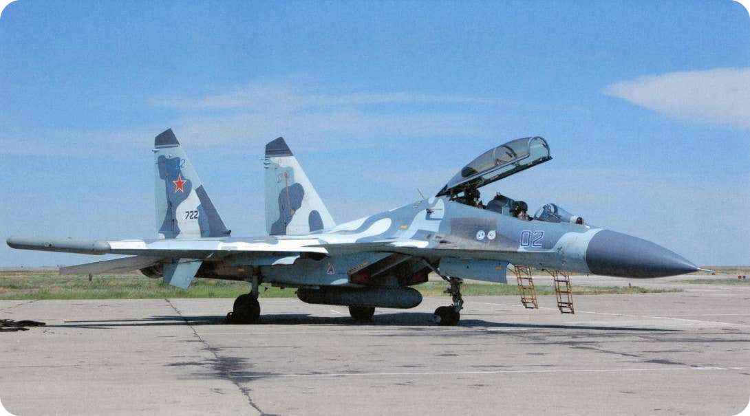 한쪽 wingtip에 SAP 518-SM이 있고 중심에 SAP-134가 장착된 Su-30SM 전투기