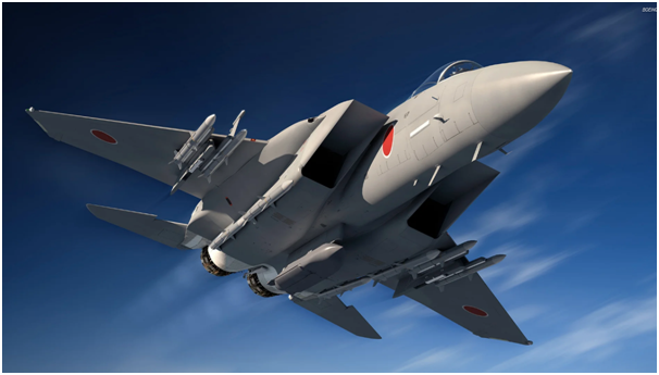 일본의 Super Interceptor F-15J가 8개의 AIM-120 AMRAAM 공대공 미사일과 1개의 장거리 공대지 무장을 장착하고 있는 모습