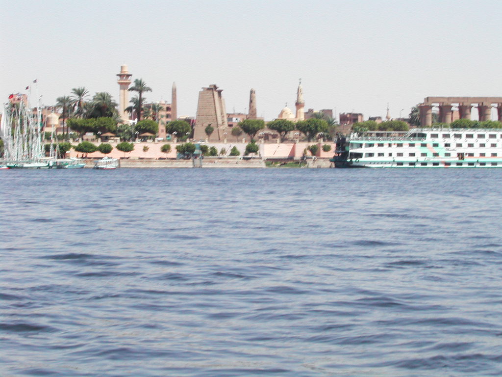 이집트-룩소르-서안투어-마지막은-나일강건너기-룩소르신전이-보입니다