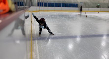 스피드 스케이트 강습을 배우는 남자 아이