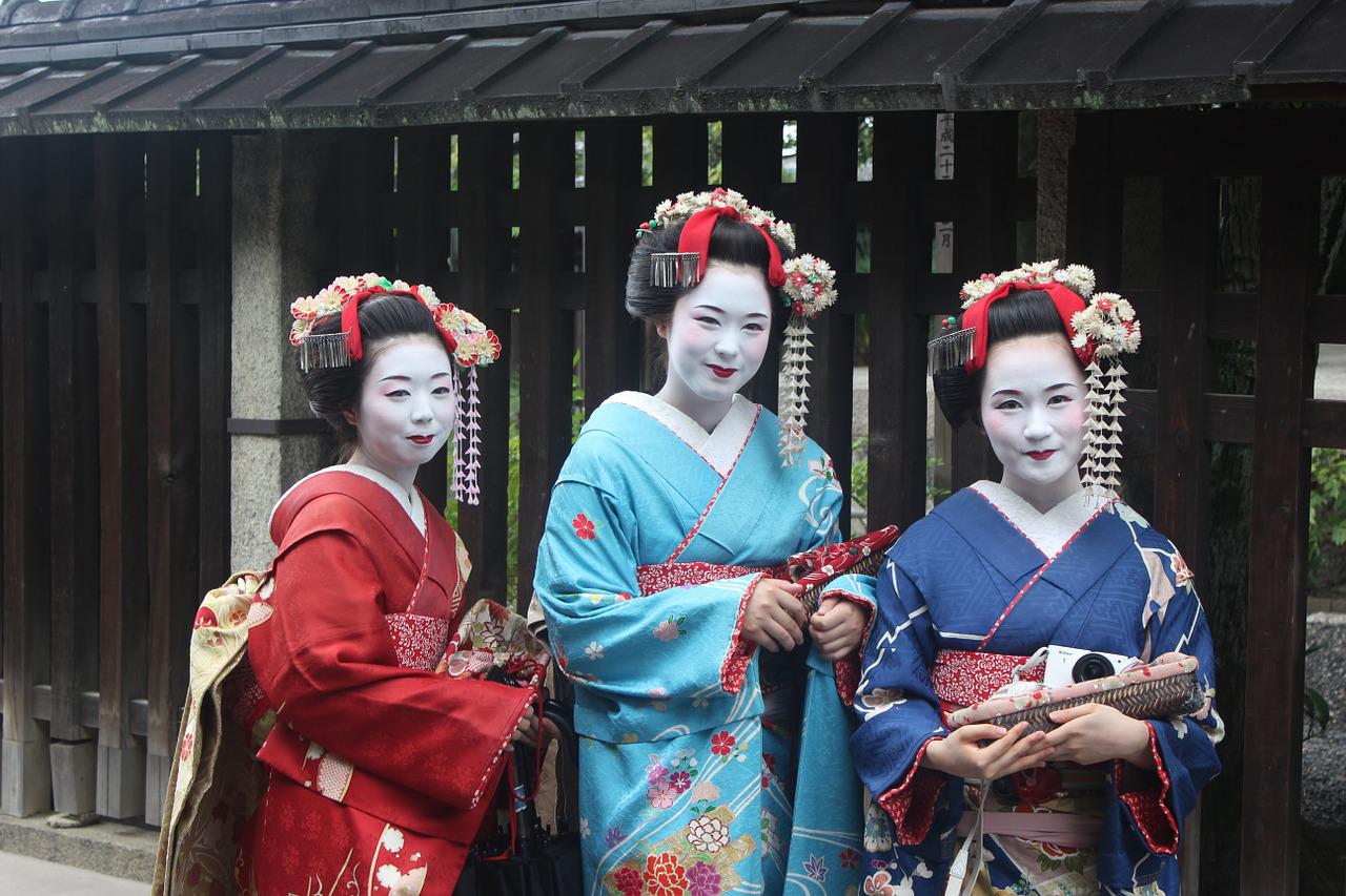 일본 전통 복색을 한 여성들 사진