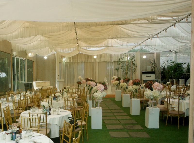 캐노피 커튼을 이용하여 야외같은 분위기를 만든 미루가 결혼한 결혼식장