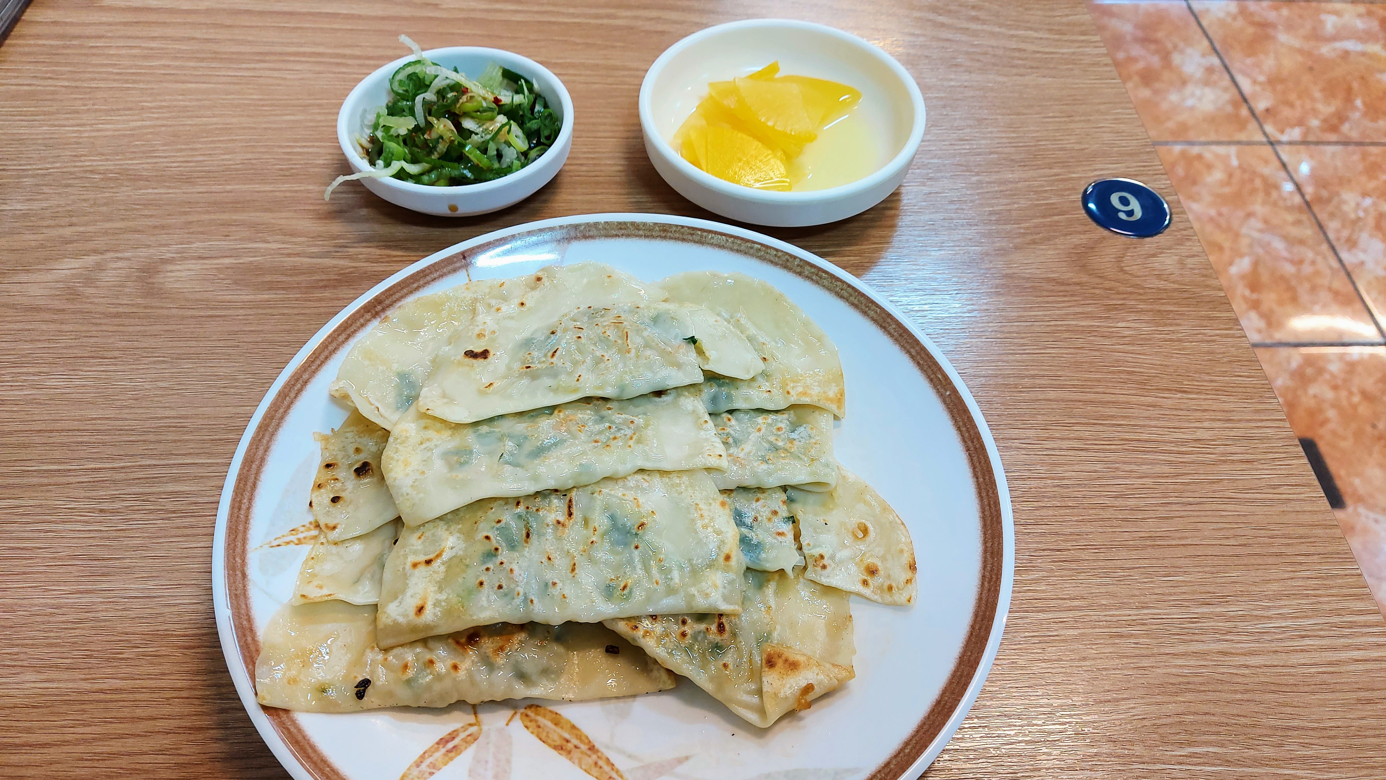 납작 만두가 담겨 있는 접시