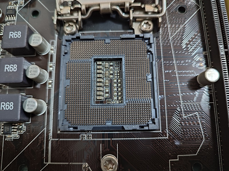 CPU 소켓의 핀 하나가 휘어진 상태입니다.