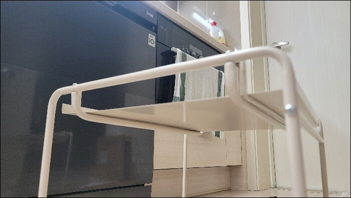 조립 완료된 제품의 상부에 선반을 안착한 사진입니다.