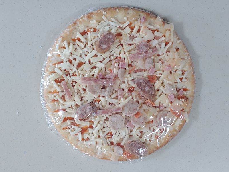 비닐에 포장된 오뚜기 올미트콤보 피자 