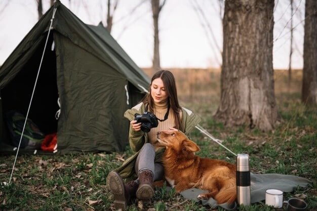 강아지와-캠핑하는-여성