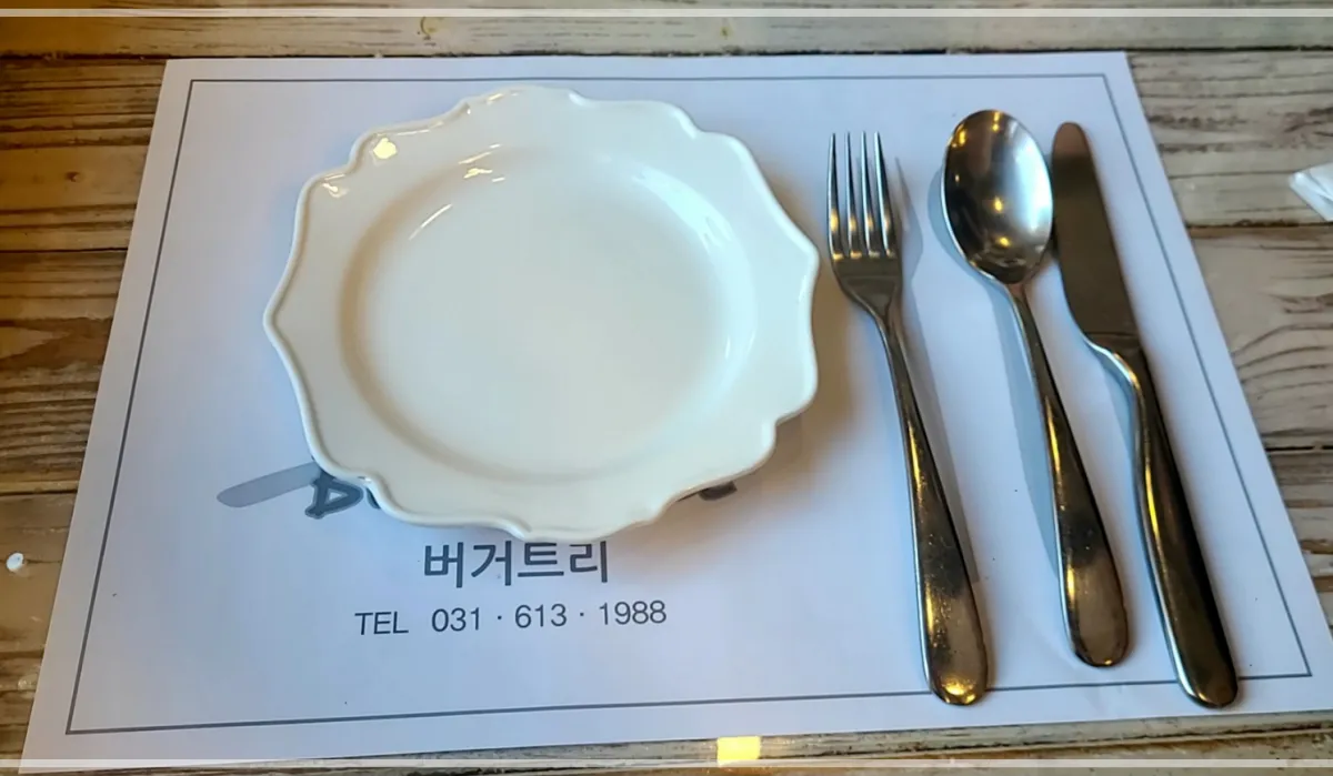 테이블세팅 흰색꽃모양앞접시 나이프포크스푼세팅