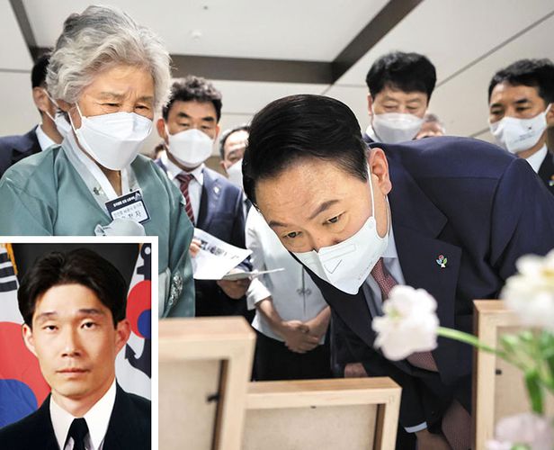  지난 정부, 北에 한마디 못해 가슴 아픈 시간 보냈다 천안함·연평해전 장병·유족들 尹대통령 초청받아 울분 토로 이젠 당당히 사과 요구하라 대통령실 청사 호국영웅 소통식탁
