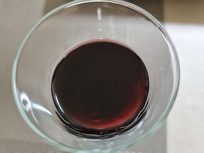 19-Crimes-2019-Red-Wine-컵에-답겨있는-사진