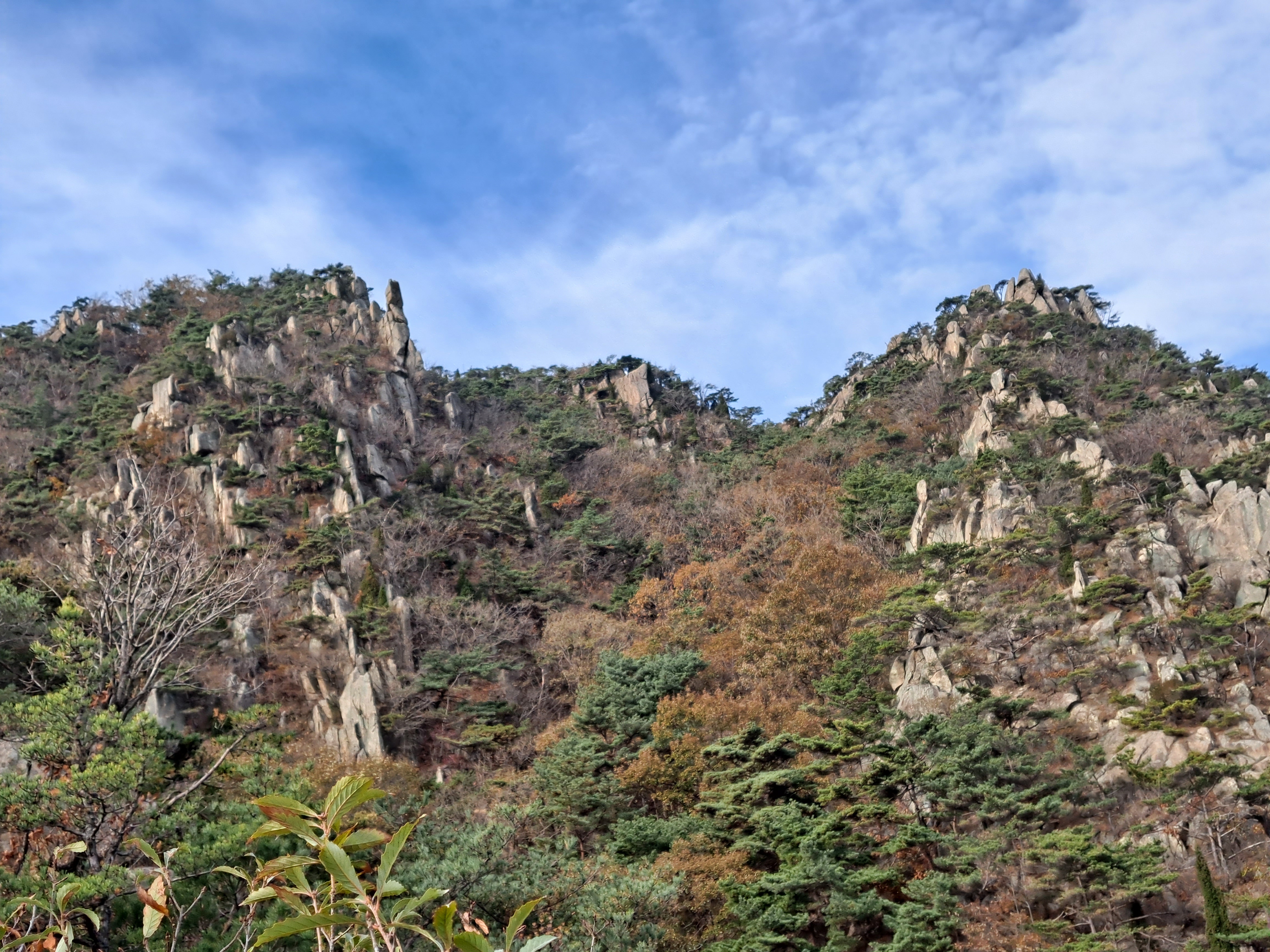 홍성 용봉산의 산세